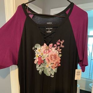 TORRID SUPER SOFT FLORAL LATTICE RAGLAN TUNIC TEE